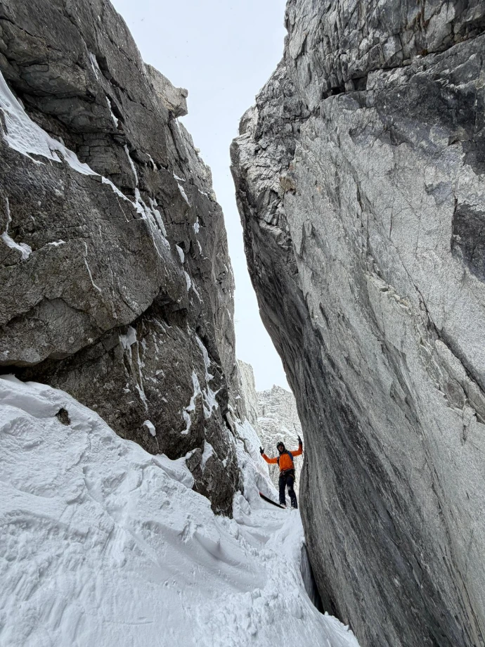 Construction de relais dans la neige - guide haute montagne Chamonix