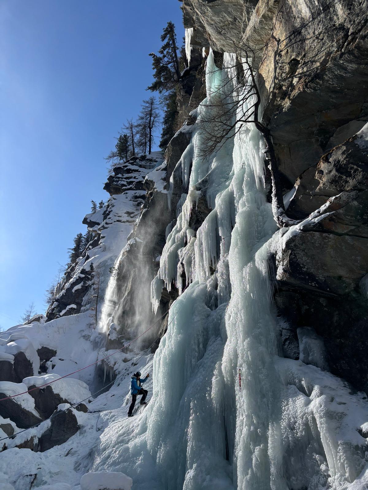 Grimpeur sur pilier de glace à l'Icepark de Valsavaranche