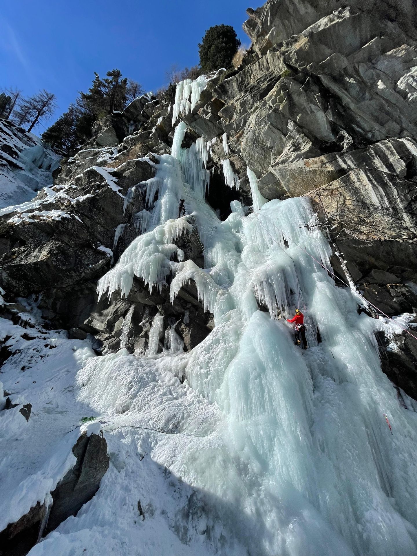 Alpinisme hivernal - cascade de glace massif du Mont-Blanc